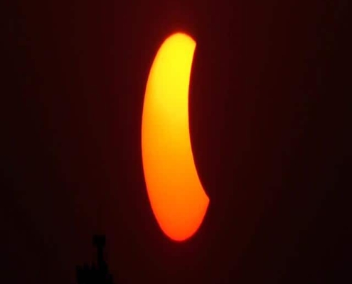 Surya Grahan Photos : देखें भारत में सूर्य ग्रहण की तस्वीरें, आसमान में दिखा अद्भुत नजारा